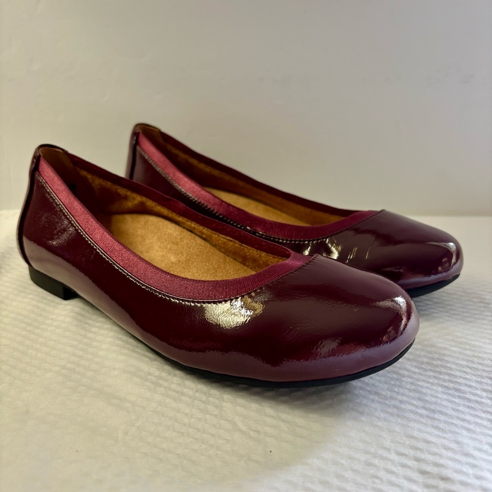 Vionic Anita Women's Flats & Oxfords Crimson Crinkle Patent Size 6.5 - Picture 2 of 13